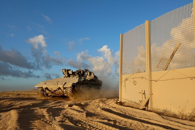 The IDF's 13th Golani Battalion and 7th Armored Brigade withdraw from positions in Gaza back into Israel, Oct. 10, 2025. (photo: Oren Cohen, Flash90)