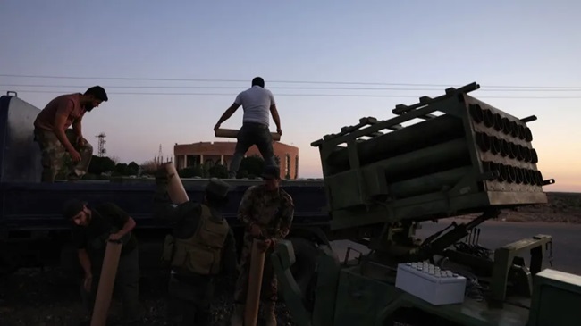 Members of Syria's security forces load a rocket in an area between Mazraa and Walga near the predominantly Druze city of Sweida on July 14, 2025. (photo: Bakr Alkassem, AFP)